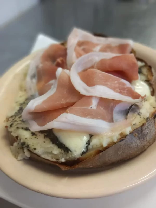 Patata ripiena toma, crema di ortica e speck